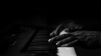 灰度人弹钢琴的照片
